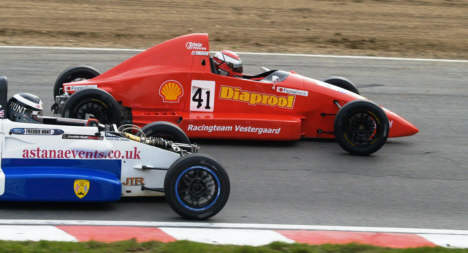 Nils K. Vestergaard overhaler briten: Freddie Hunt - søn af den legendariske Formel 1-kører: James Hunt.